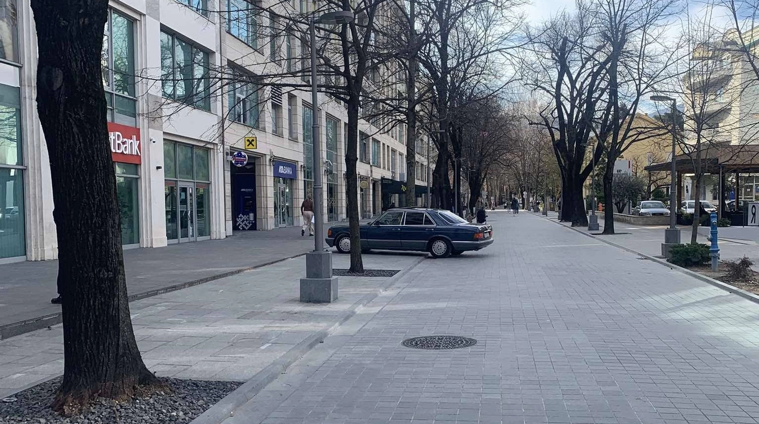 Automobili i motori po novoj šetnici, a povremeno se širi i smrad iz novih otvora